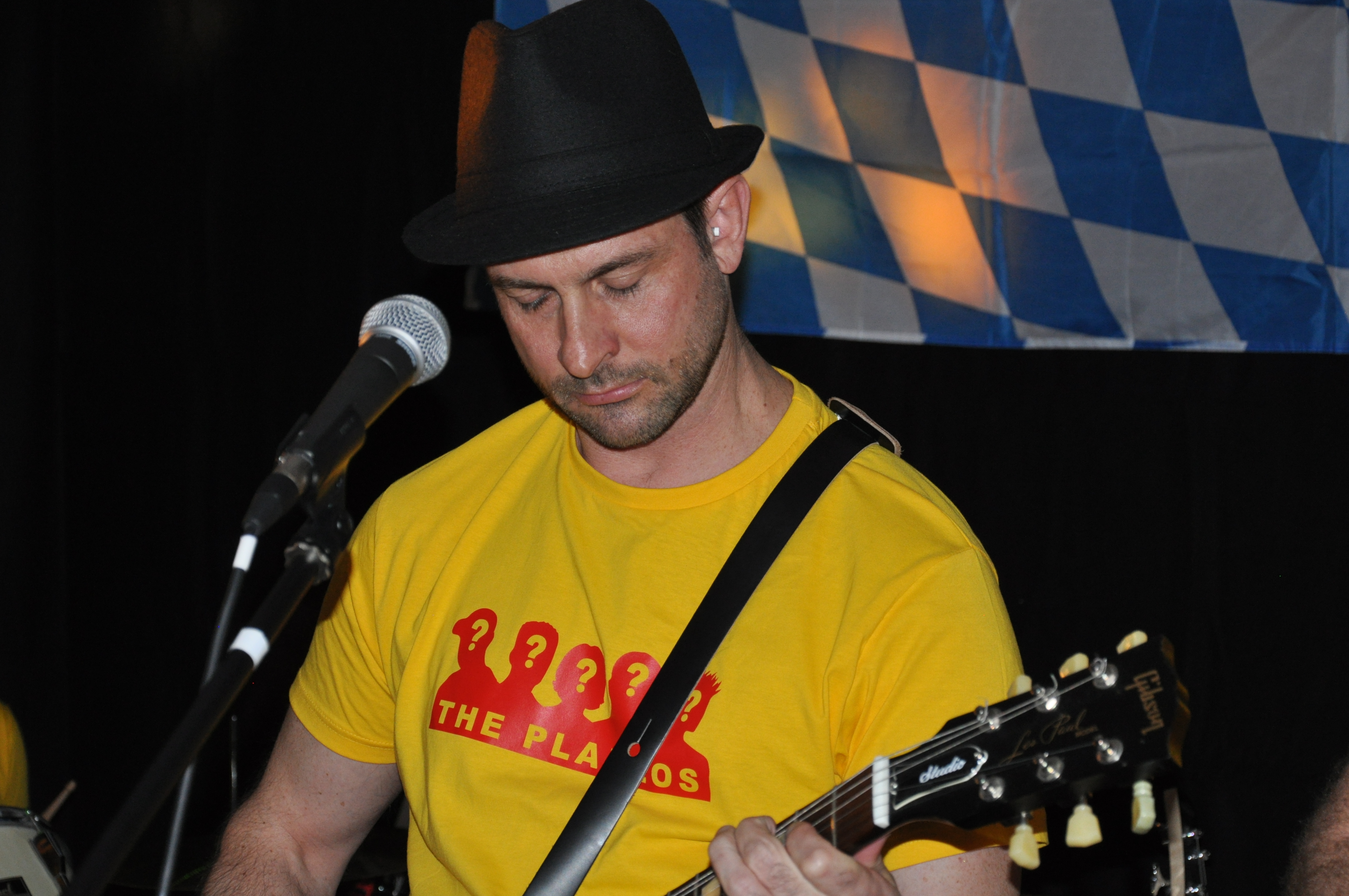 Als Gitarrist beim Auftritt der Coverband "THE PLANLOS" beim Oktoberfest des TK Altrip 2017